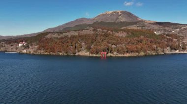 Japonya 'da Ashi Gölü kıyısındaki Torii Kapısı