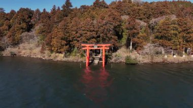 Japonya 'da Ashi Gölü kıyısındaki Torii Kapısı