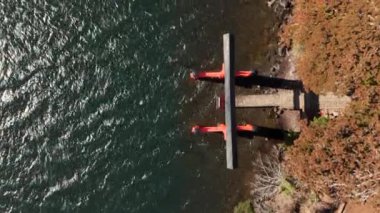 Japonya 'da Ashi Gölü kıyısındaki Torii Kapısı
