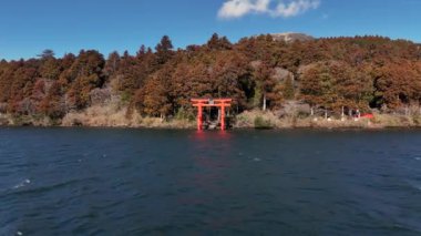 Japonya 'da Ashi Gölü kıyısındaki Torii Kapısı