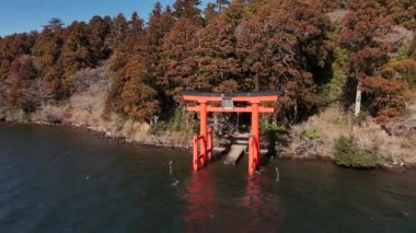 Japonya 'da Ashi Gölü kıyısındaki Torii Kapısı