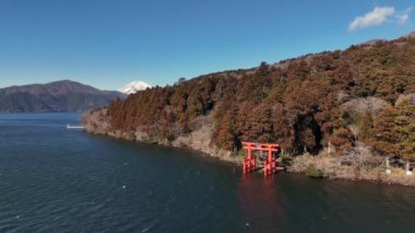 Ashi Gölü kıyısındaki Torii Kapısı ve Japonya 'daki Fuji Dağı.