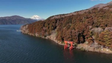 Ashi Gölü kıyısındaki Torii Kapısı ve Japonya 'daki Fuji Dağı.