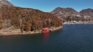 Japonya 'daki Ashi Gölü kıyılarındaki bir Torii Kapısı' nın havadan görünüşü