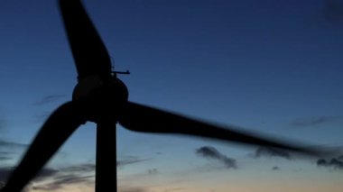 Rüzgar Çiftliği Türbini Gece Çalışıyor Yenilenebilir Güç Üretiyor