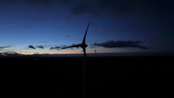 Ветроэлектростанция Работает Ночью Генерируя Возобновляемую Энергию — стоковое видео
