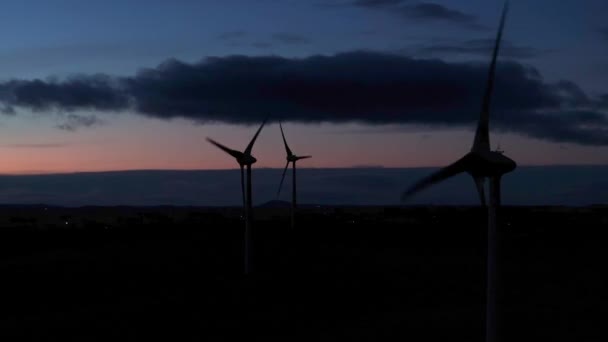 Ветряные Турбины Генерирующие Возобновляемые Источники Энергии Через Ночь — стоковое видео