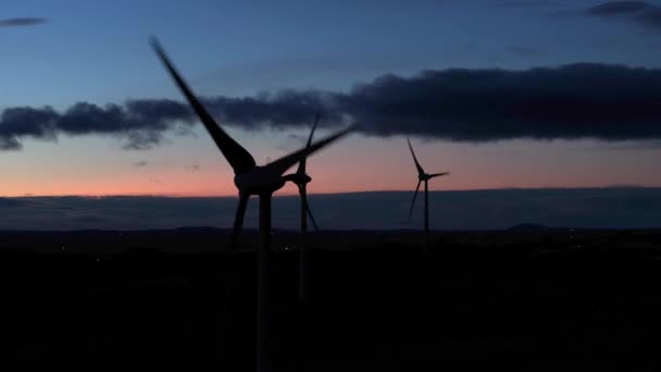 Wind Farm Turbine Operating Night Generating Renewable Power — Stok video