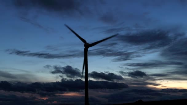 Turbinas Eólicas Que Generan Energía Renovable Durante Noche — Vídeos de Stock