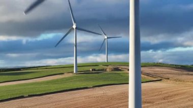 Rüzgar Çiftliği Türbinleri Güvenilir Yenilenebilir Hava Görüntüsü Oluşturuyor