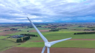 Kırsal bölgedeki Kıyı Rüzgâr Çiftliği Türbinleri Yenilenebilir Enerji Üretiyor