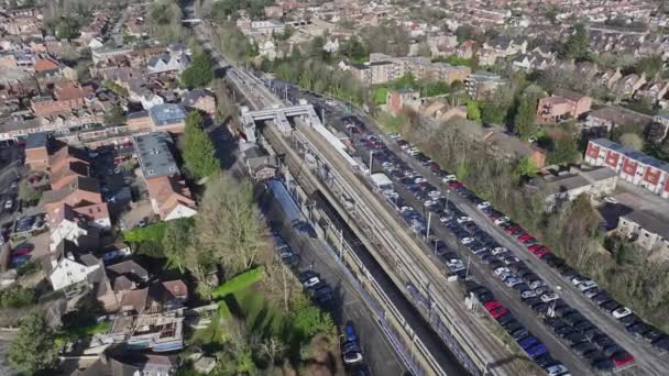 英国通勤列车通过车站的空中景观 — 图库视频影像