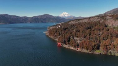 Ashi Gölü kıyılarındaki Torii Kapısı ve Japonya 'daki Fuji Dağı.