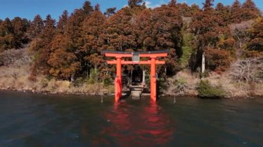 Japonya 'da Ashi Gölü kıyısındaki Torii Kapısı