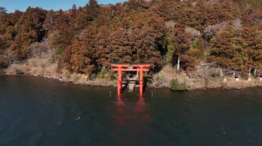 Japonya 'da Ashi Gölü kıyısındaki Torii Kapısı