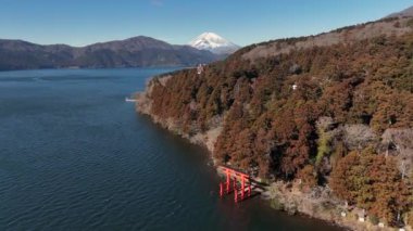 Ashi Gölü kıyısındaki Torii Kapısı ve Japonya 'daki Fuji Dağı.