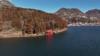 Japonya 'daki Ashi Gölü kıyılarındaki bir Torii Kapısı' nın havadan görünüşü