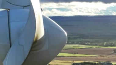 Rüzgar Çiftliği Türbini Yenilenebilir Güç Üretiyor Havadan Görüntüyü Kapat