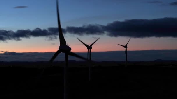 Turbinas Eólicas Que Generan Una Fuente Energía Fiable Durante Noche — Vídeos de Stock