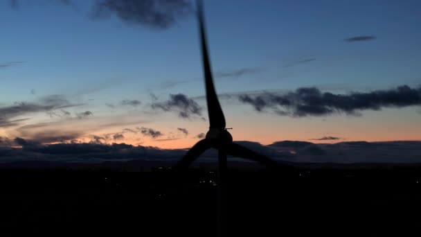 Ветряные Турбины Генерирующие Возобновляемые Источники Энергии Через Ночь — стоковое видео