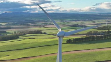 Rüzgar Çiftliği Türbinleri Yeşil Yenilenebilir Hava Görüntüsü Üretiyor