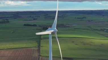 Kırsal kesimde Rüzgar Çiftliği Türbinleri Yenilenebilir Enerji Üretiyor