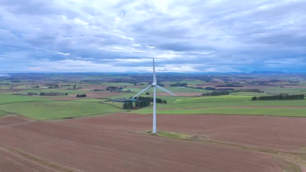 Onshore Wind Farm Turbines Countryside Generating Renewable Energy — Vídeo de stock
