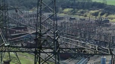 Elektrik Santrali ve Sütunlar Güç Tesislerini Dağıtıyor