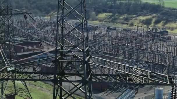 Subestação Eletricidade Pylons Distribuindo Instalação Energia — Vídeo de Stock