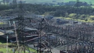 Elektrik Santrali ve Sütunlar Güç Tesislerini Dağıtıyor