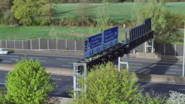 Üstümüzde M25 Otoyolu Gantry ve Trafik Akışı