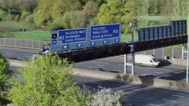 Üstümüzde M25 Otoyolu Gantry ve Trafik Akışı