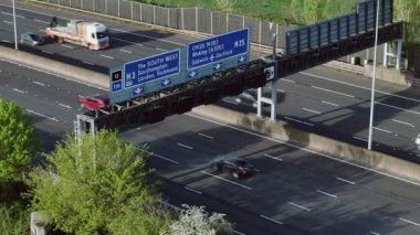 Üstümüzde M25 Otoyolu Gantry ve Trafik Akışı