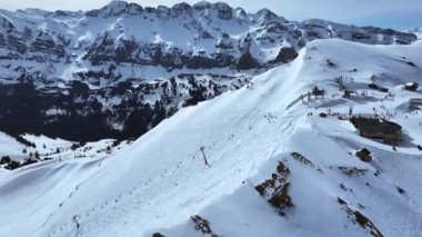 İsviçre Seddi Kayağı Korkunç Bir Moğol Uçağı Görünümü Çalıştırıyor