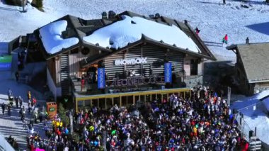 Mart 2024, Avoriaz, Fransa: Kar Kutusu Festivali La Folie Douce 'u Ele Geçirdi