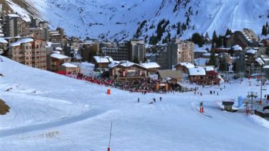 Mart 2024, Avoriaz, Fransa: Kar Kutusu Festivali La Folie Douce 'u Ele Geçirdi