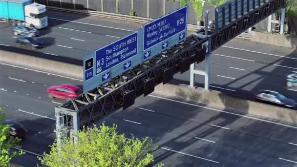 M25 Motorway Overhead Gantry Traffic Flow — Stockvideo