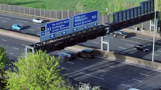 M25 Motorway Overhead Gantry Traffic Flow — Stock Video
