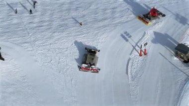 Kar Yetiştirici ve Piste Basher Kayak Piste Hava Görünümü üzerinde çalışıyor