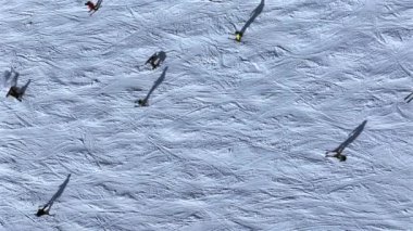 Gölgeli Yamaçta Uçan Kayakçıların Soyut Görünümü