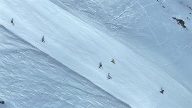 Dağlık Koşu boyunca Kayak ve Snowboard 'un Hava Görüntüsü