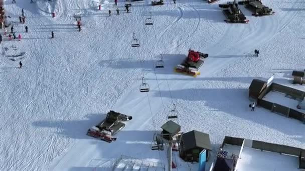 Snö Groomer Och Piste Basher Arbetar Ski Piste Antenn View — Stockvideo