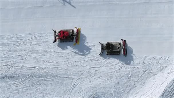 Snow Groomer Piste Basher Werken Aan Een Ski Piste Luchtfoto — Stockvideo