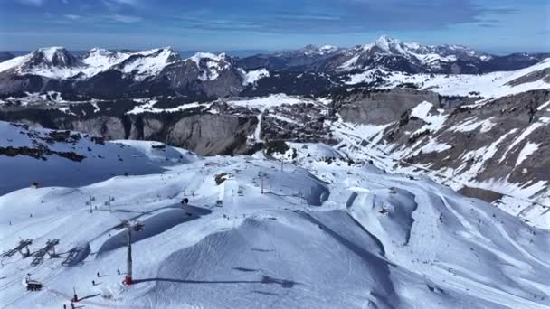 Лыжники Сноубордисты Склоне Курорте Французских Альпах — стоковое видео