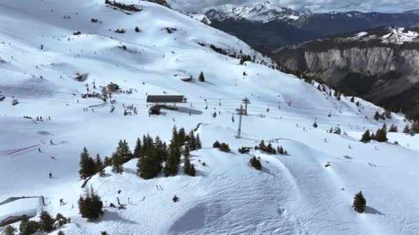 Skidåkare Och Snowboardåkare Sluttning Resort Franska Alperna — Stockvideo