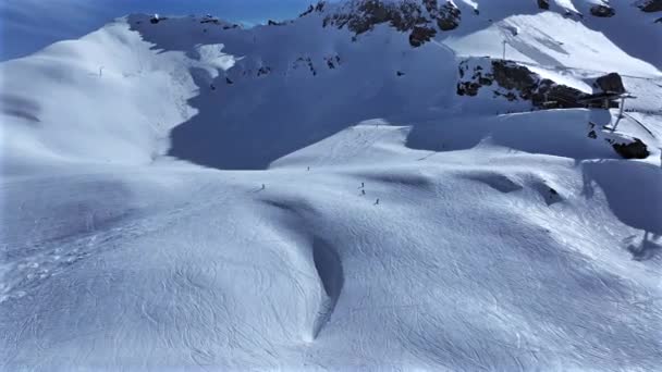 Лыжники Сноубордисты Склоне Курорте Французских Альпах — стоковое видео