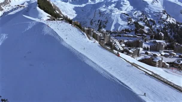 Катание Лыжах Сноуборде Трассе Французских Альпах — стоковое видео