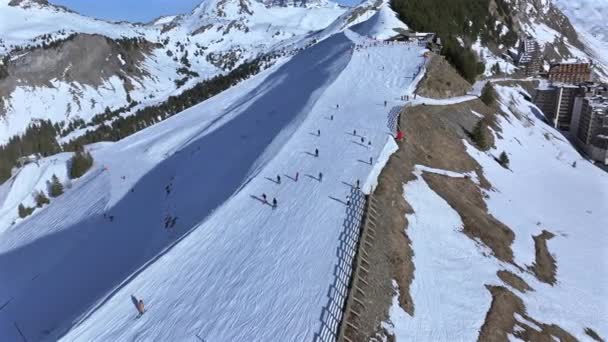 Flygfoto Över Skidåkning Och Snowboard Längs Bergig Körning — Stockvideo