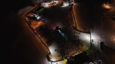 Gece Yamaçlardaki Kayak Festivali Hava Görüntüsü