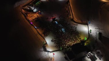 Gece Yamaçlardaki Kayak Festivali Hava Görüntüsü